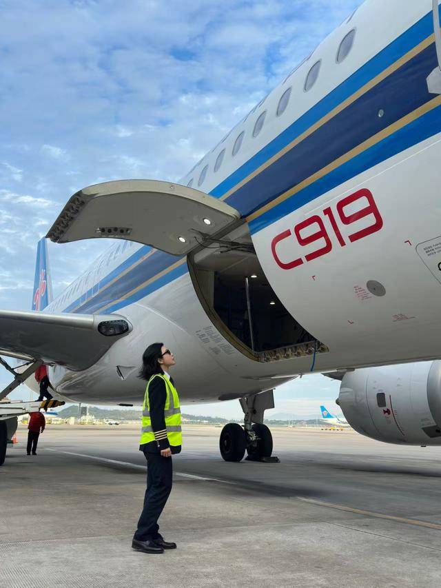 飒爽，C919首位女机长首航！