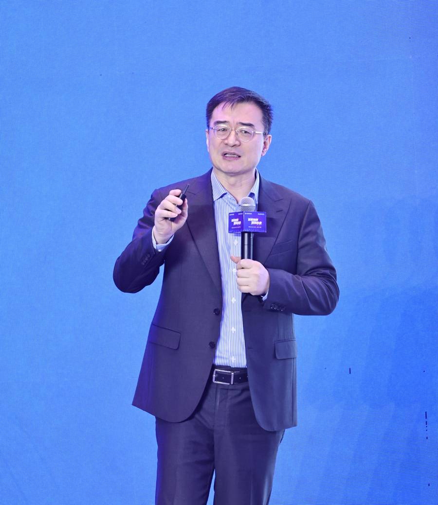 崔松是上海中医药大学附属曙光医院主任医师,也是多个自媒体平台上"聊