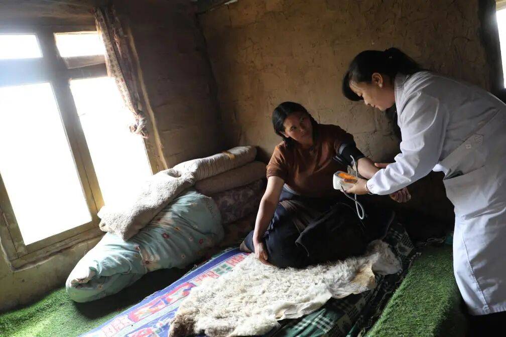 草原上的“曼巴” 偏远牧区的“健康使者”
