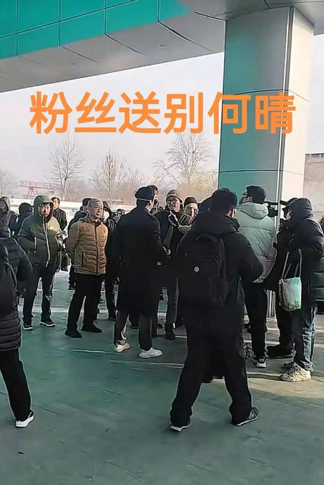 何晴追悼会！疑许亚军父子现身，包裹严实双眼泛红，两人一脸悲伤