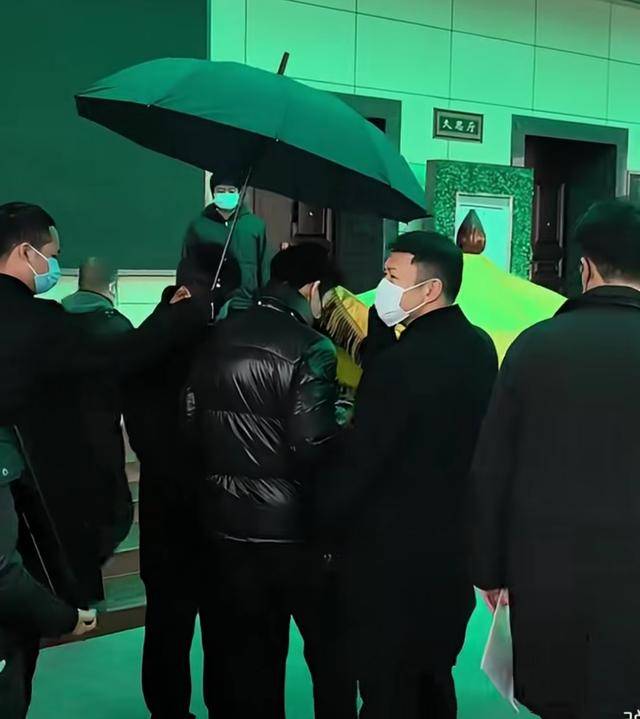 何晴去世后,儿子许何首次露面!没穿孝衣,手捧妈妈骨灰 眼睛哭肿