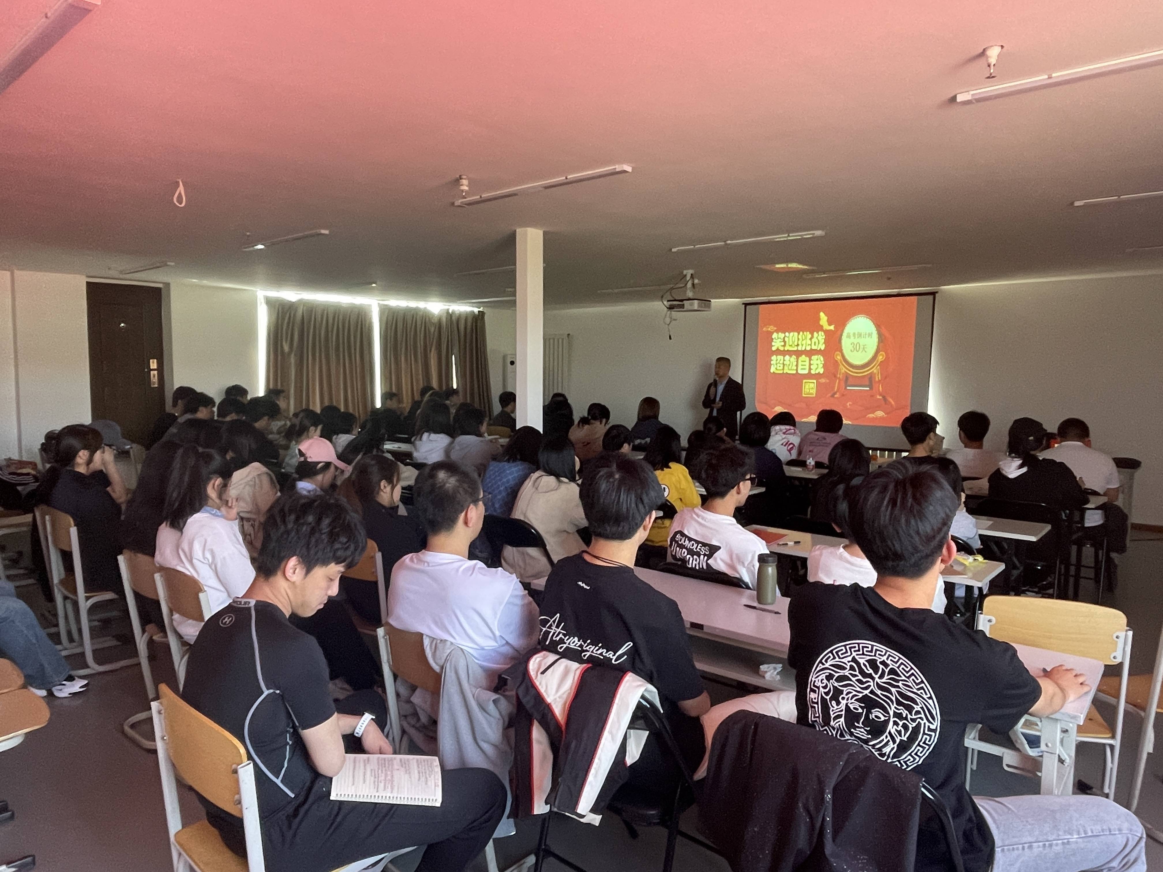 其次,补课机构通常会采用个性化的教学方法,根据学