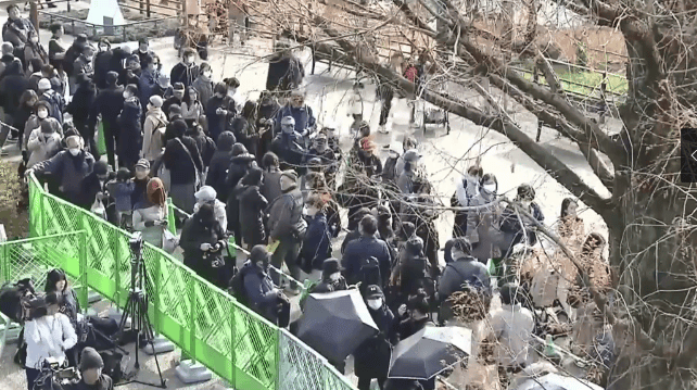 日本大批民众送别旅日大熊猫：排长队4小时 只为看1分钟 -华闻时空