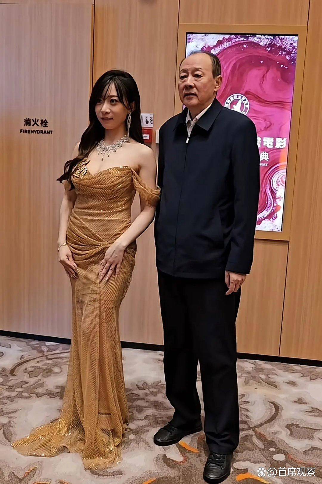 深受全国影迷爱戴的侯总,一举一动都透露着让人开心的味道。