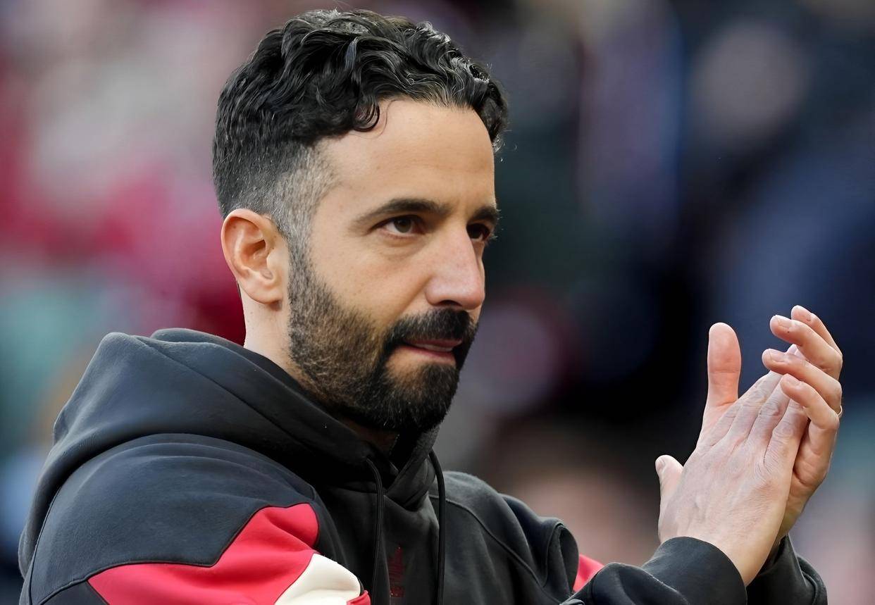 阿莫林或将离队，曼联高层酝酿变革，英超主帅随时接棒