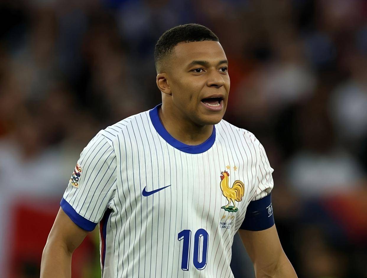 原创             足坛荣耀与落寞：曼城进四强，姆巴佩演帽子戏法，大巴黎六冠王封神