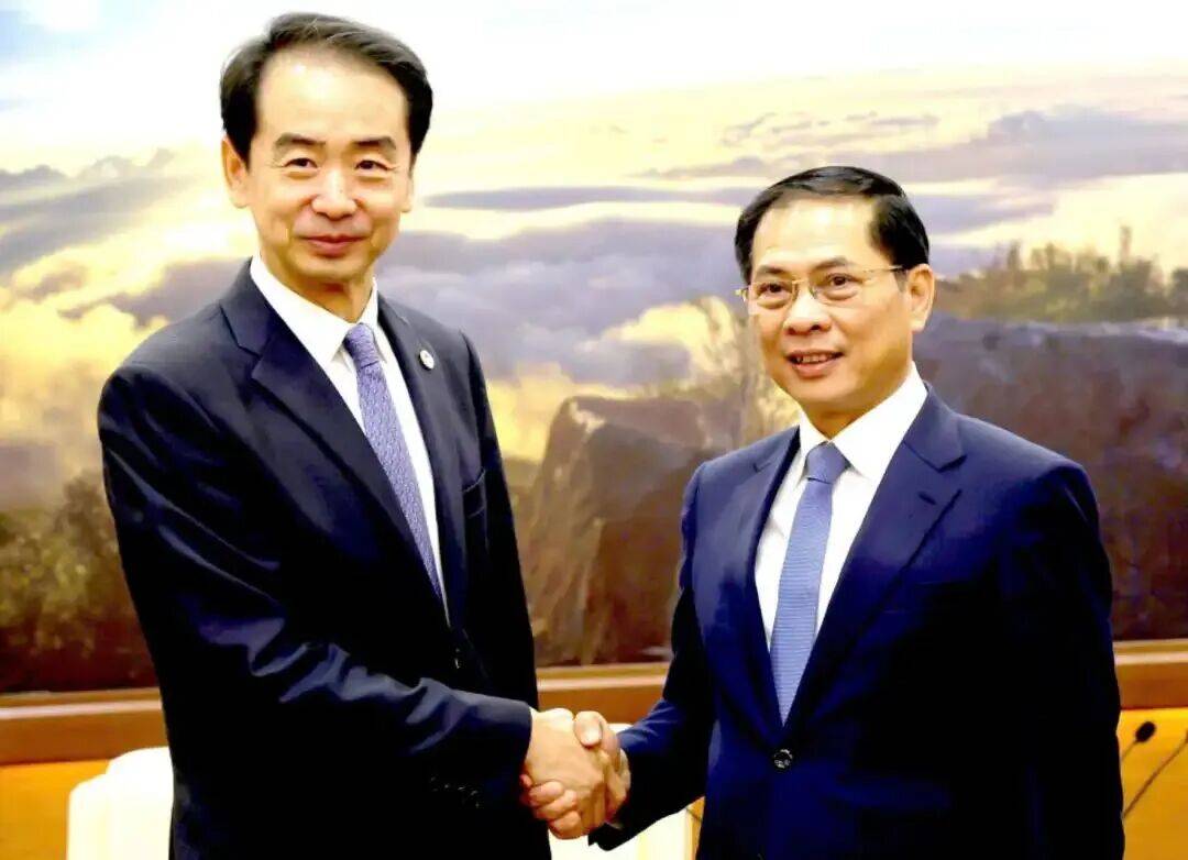 何炜大使出席越南老街-河内-海防标准轨铁路项目第一部分开工仪式_裴青山_中越
