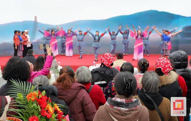 天府百姓大舞台“四季村晚”点燃富顺县飞龙镇