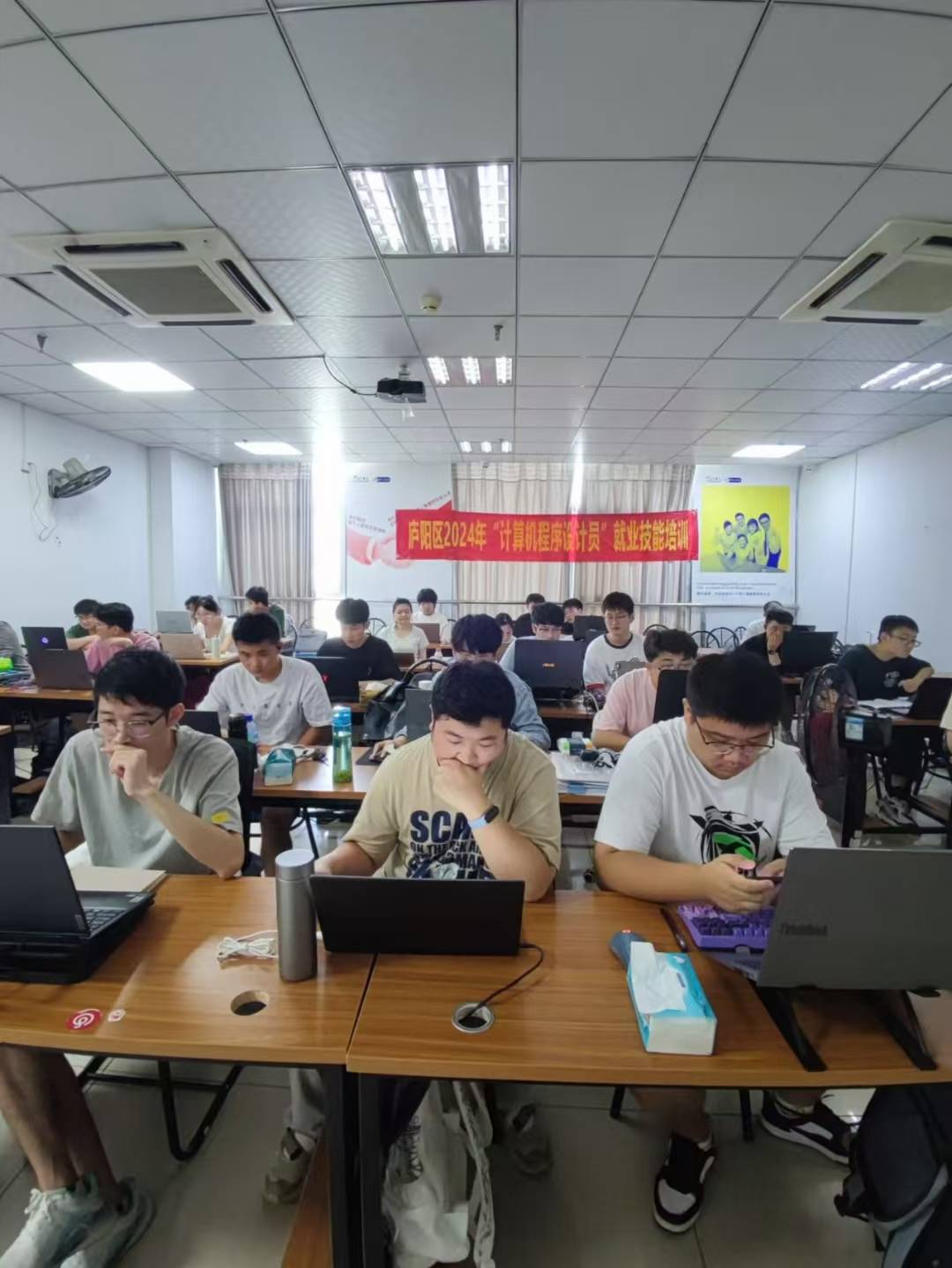 在专业布局上校区紧扣行业需求开设了 web 前端开发大数据开发云