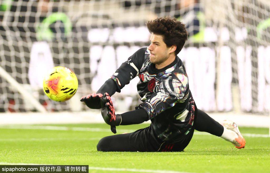 多尔古试图复刻梅西对贝蒂斯吊射，球速太慢角度太正被没收