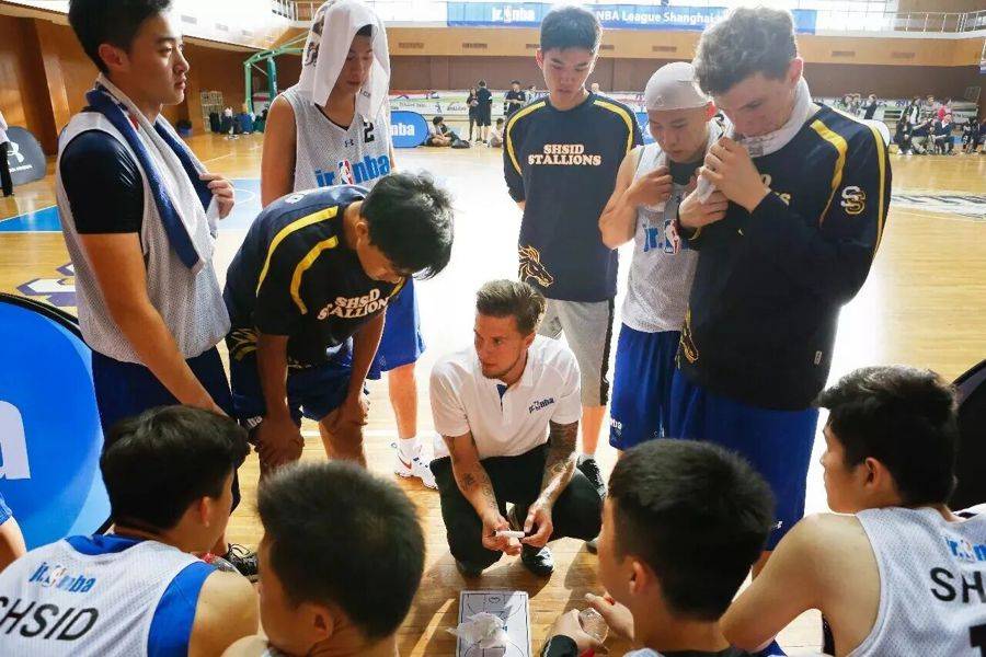 罗思杰：从上海男篮CBA盘口与数据深度__今日CBA盘口分析·大小分策略·球队档案DJ到创办校园联赛这个英国人把篮球梦想种在上海