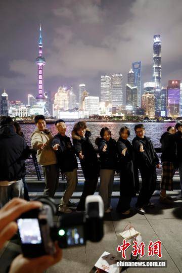 上海跨年夜，上海黄浦江两岸夜景美！