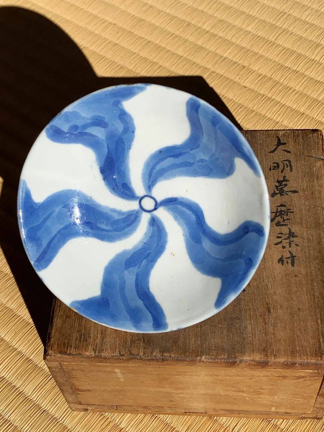 用之美—世界瓷都景德镇 青花漩涡纹撇口小碗_纹饰_蓝地_瓷器