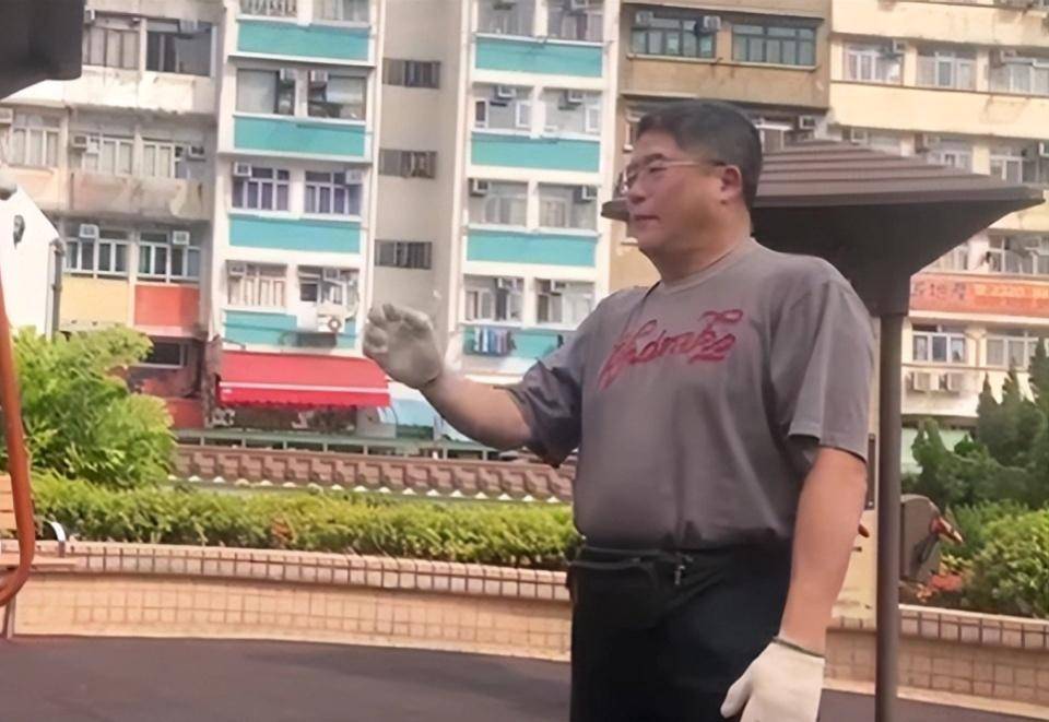 叶童回应亲哥哥李中宁当保安。叶童说,我知道他现在在香港当保安,收入很低,但我不会去看他,更不会给他钱,因为父母从小就偏心。 叶童和哥哥虽然 ...