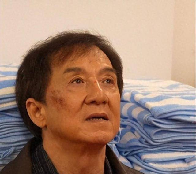 成龙半夜翻看手机监控，看到72岁林凤娇驼着背叠衣，当场红了眼眶