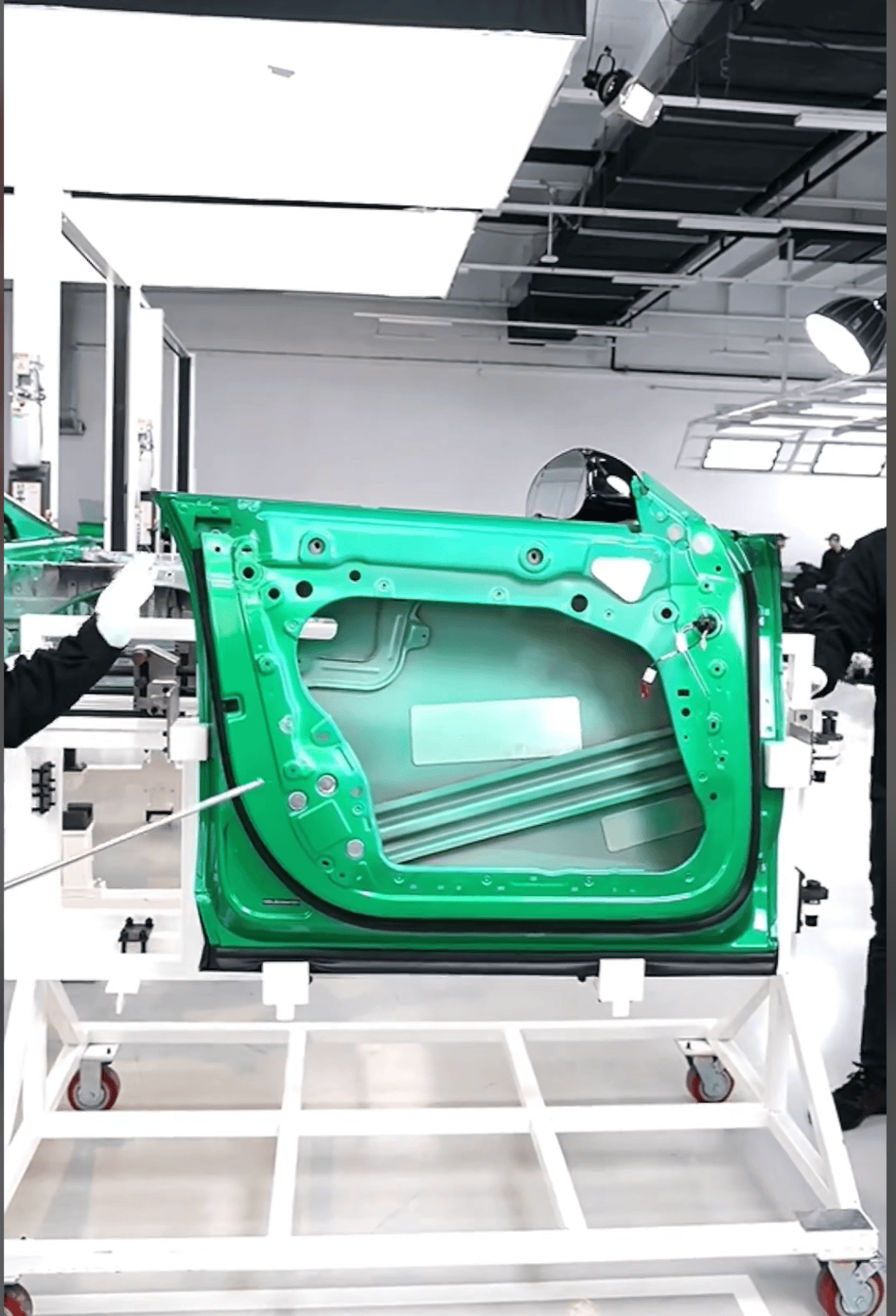 雷军直播现场拆小米YU7：希望大家说公道话，不要故意找茬！门把手设计非常领先，车轮易撞掉是“丢轮保车，四两拨千斤”的策略