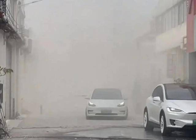 “扬尘逼迁”:比扬尘更刺眼的,是“操作失误”的敷衍丨中听