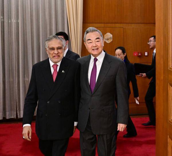 王毅：我们从不认为哪一个国家可以充当国际警察，也不认同哪一个国家可以自诩为国际法官