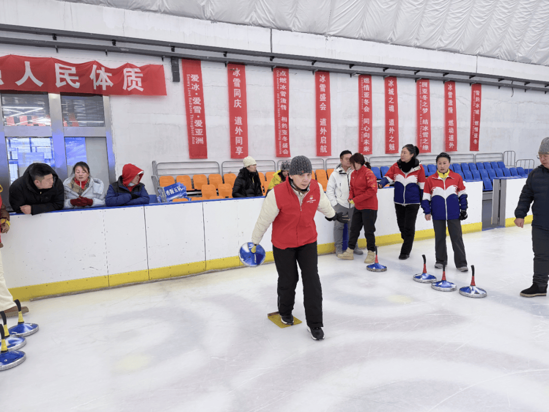【黑龙江日报报道】“思源杯”冰盘邀请赛激战冰城_比赛_运动_冰雪