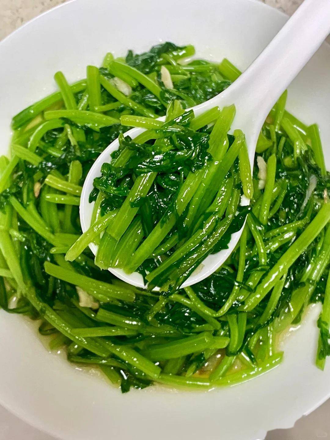 炒茼蒿焯水太久是错教你做法鲜嫩翠绿还不苦