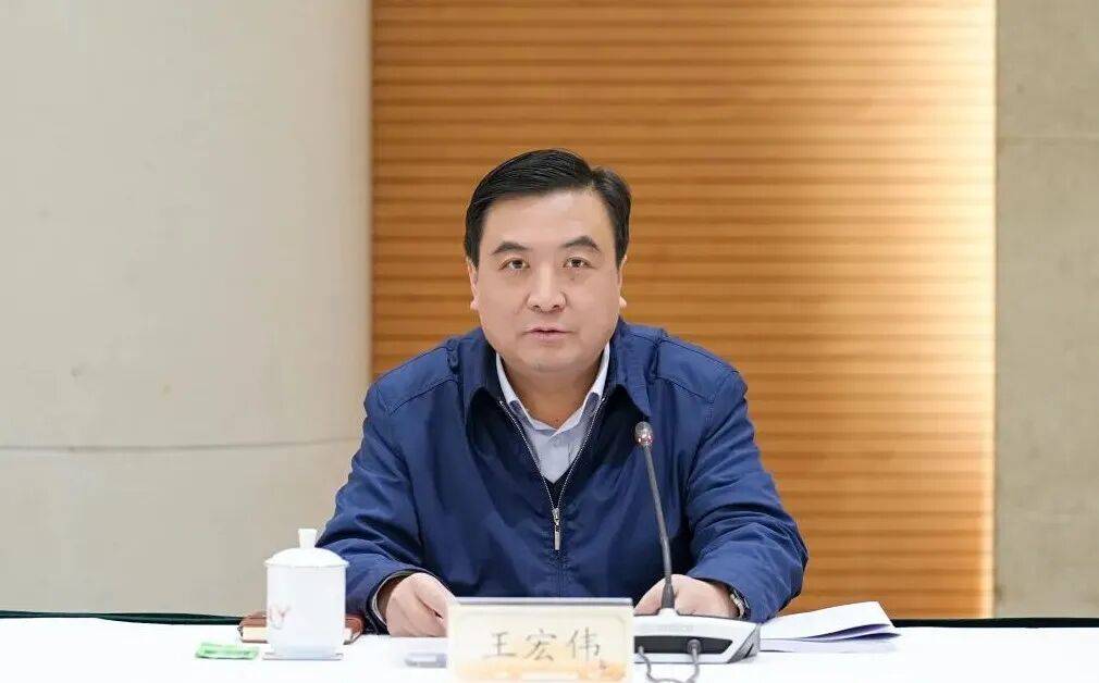 区人大常委会主任王宏伟主持会议,副主任蒋雅红