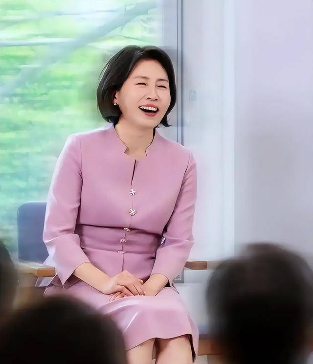 李在明也没想到，访华仅3天，59岁妻子竟凭一个举动给他长脸了