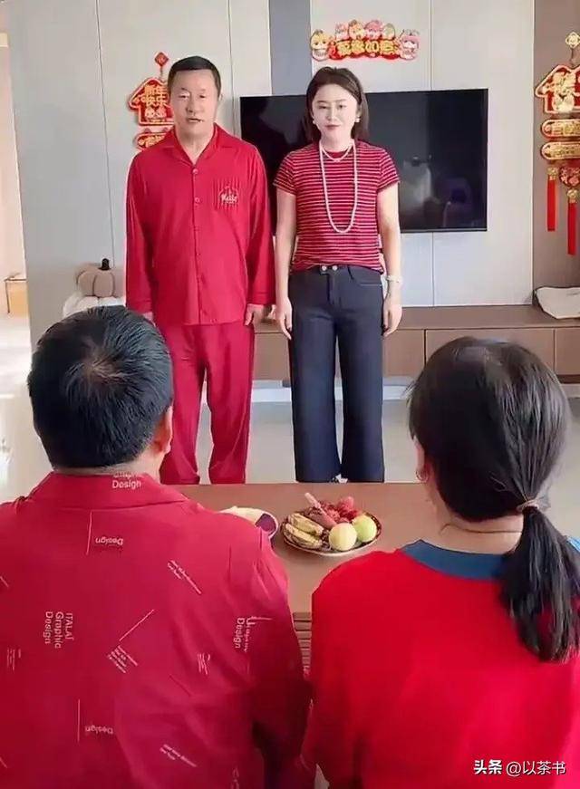 61岁王小宝现状：住300平豪宅领4815退休金，和闫学晶追求不一样