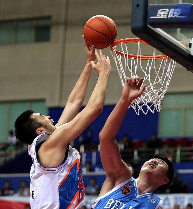 CBA盘口与数据深度__今日CBA盘口分析·大小分策略·球队档案上海男篮功勋队长身高2米21娶1米53娇妻如今他换了身份回上海