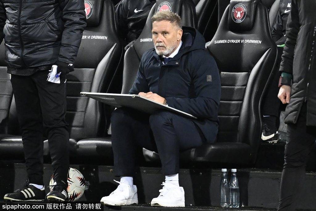 张稀哲手捧鲜花迎接新帅蒙哥马利，12年前曾亚冠赛场放倒对方