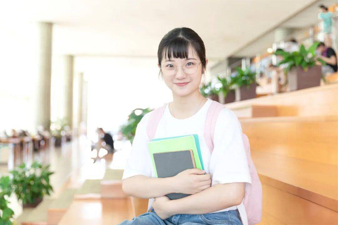 古茗店员脚踩工作台拍照 称“店长算什么，他不