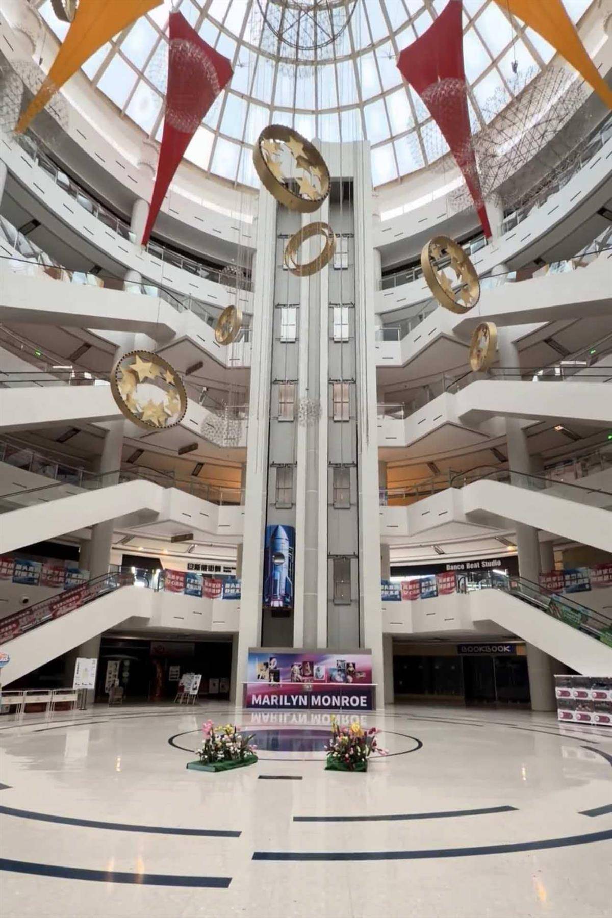 大连8米高梦露雕像悄然被撤，商场人员：我也是今天上班才知道，集团有新的规划