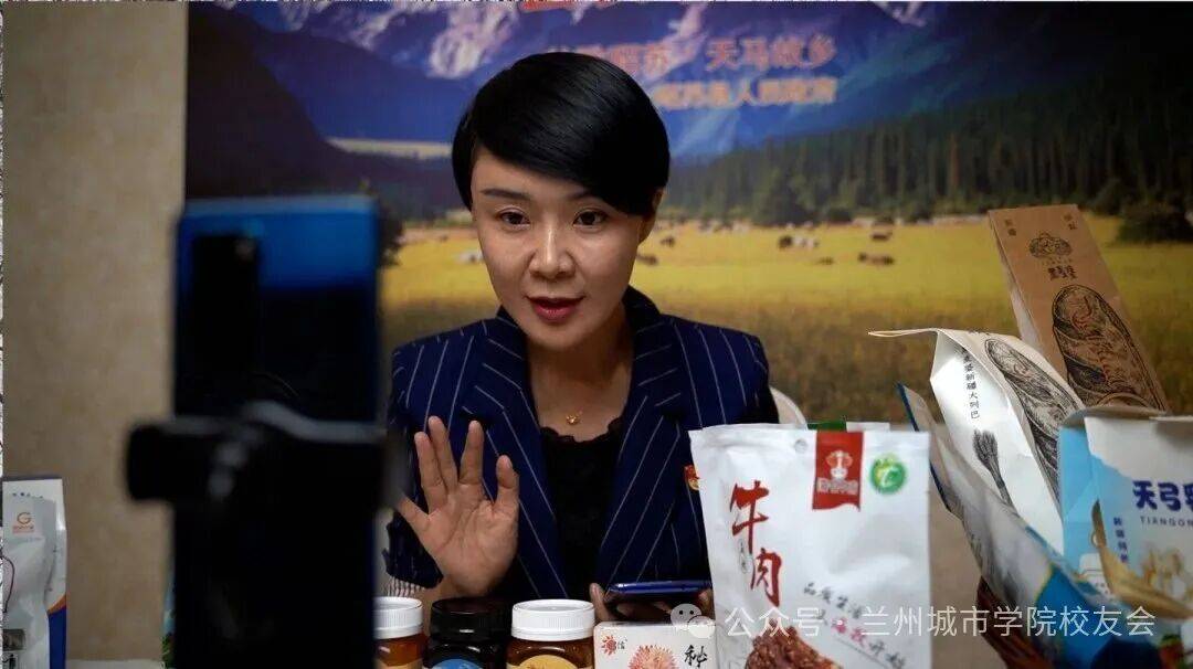 送别贺娇龙!那匹雪原上的骏马,曾是边疆最亮的灯