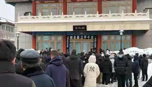 聂卫平葬礼，长子捧遗像，两任妻子未现身，现任兰莉娅主持现场