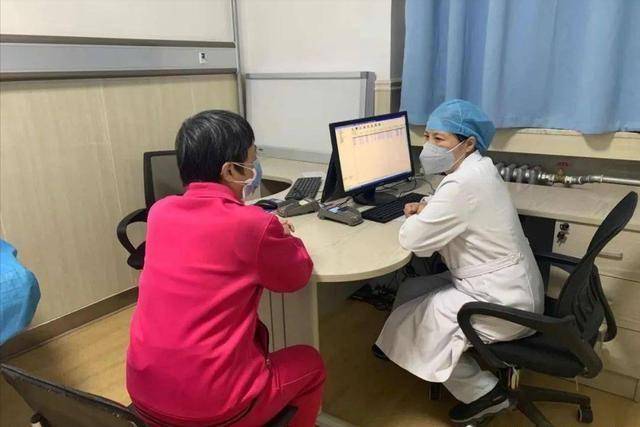 耳鸣确实与疾病有关，医生劝告：常常耳鸣的人，要检查这几种疾病