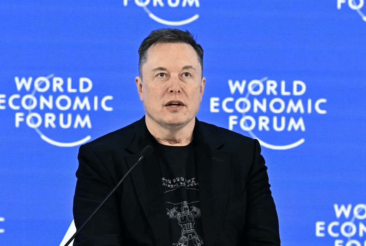 马斯克首次亮相达沃斯，称年底或出现比人类聪明的人工智能，呼吁保持乐观