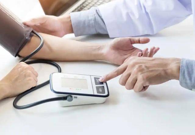 人不会无缘无故高血压！血液科医生：血压失控，背后会有3大原因