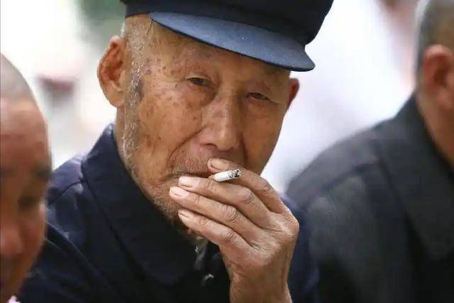 男性要戒烟吗？医生坦言：55岁以后的男性，吸烟时谨记“4不吸”