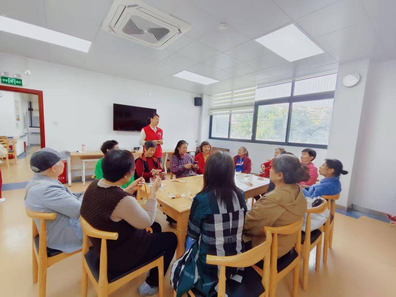 煮粥品粥，深圳一社区举行腊八节活动受欢迎