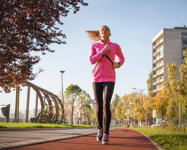 想要慢跑减肥？健身教练：若慢跑不超过一小时，或等于白跑！