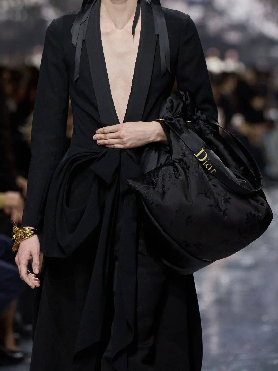 Jonathan_Anderson在DIOR的高级订制首秀，玩出了什么“花样”？