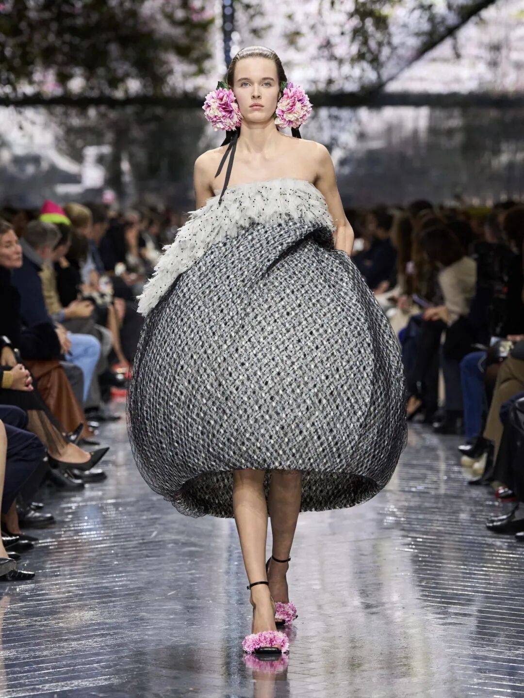 Jonathan_Anderson在DIOR的高级订制首秀，玩出了什么“花样”？