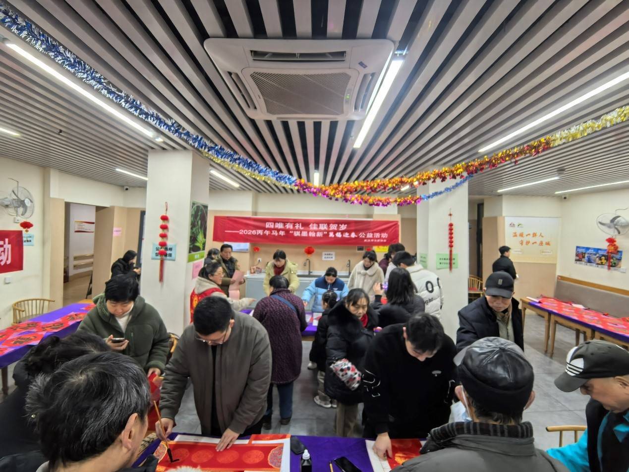 翰墨飘香迎新春，武汉书法家进社区写春联