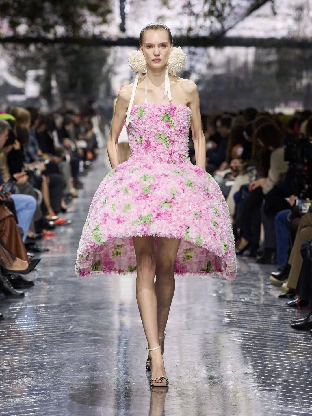 Jonathan_Anderson在DIOR的高级订制首秀，玩出了什么“花样”？