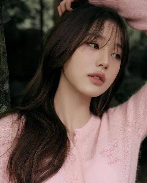 顶级女爱豆因”夸张”唇妆引发争议，刻意描画丰唇效果，显得“用力过猛” 插图2