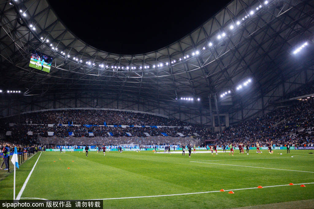 开场2分钟伤退!弗林蓬拉伤无法坚持,远藤航替补登场,利物浦能否逆转卡拉巴赫?