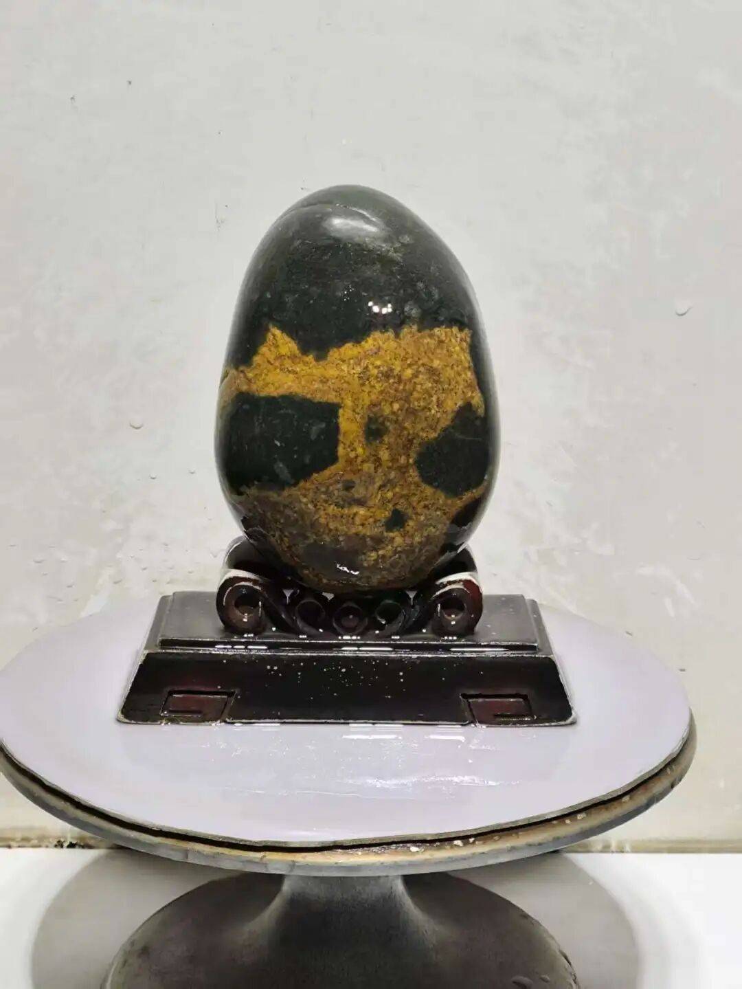 这块石头画面乱啊,不提醒还真看不出主题来,就这样,还卖了10万