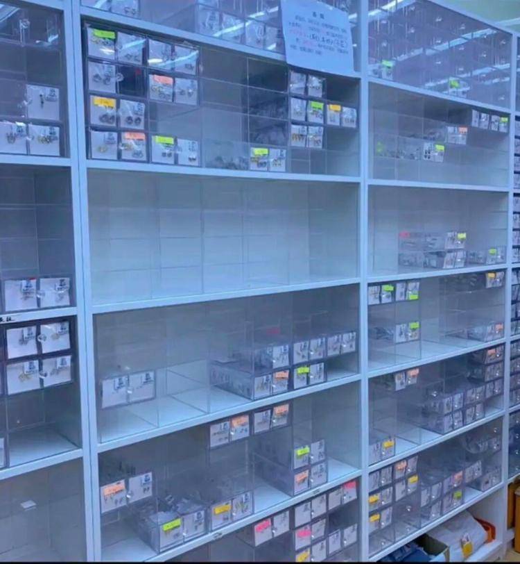 银价大涨银饰品热销，浙江诸暨一珠宝城部分货架被清空，有商家加班改价格