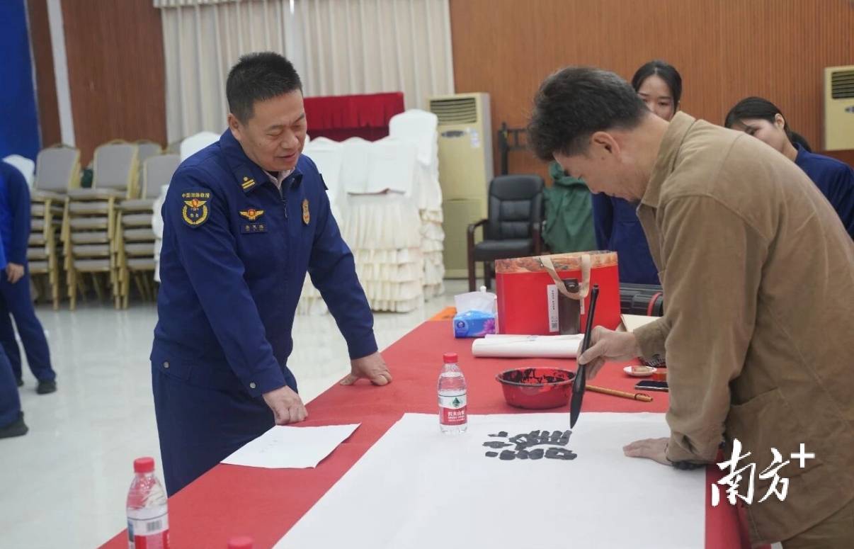 致敬春节坚守者！江城书法家为消防指战员送上“平安福”