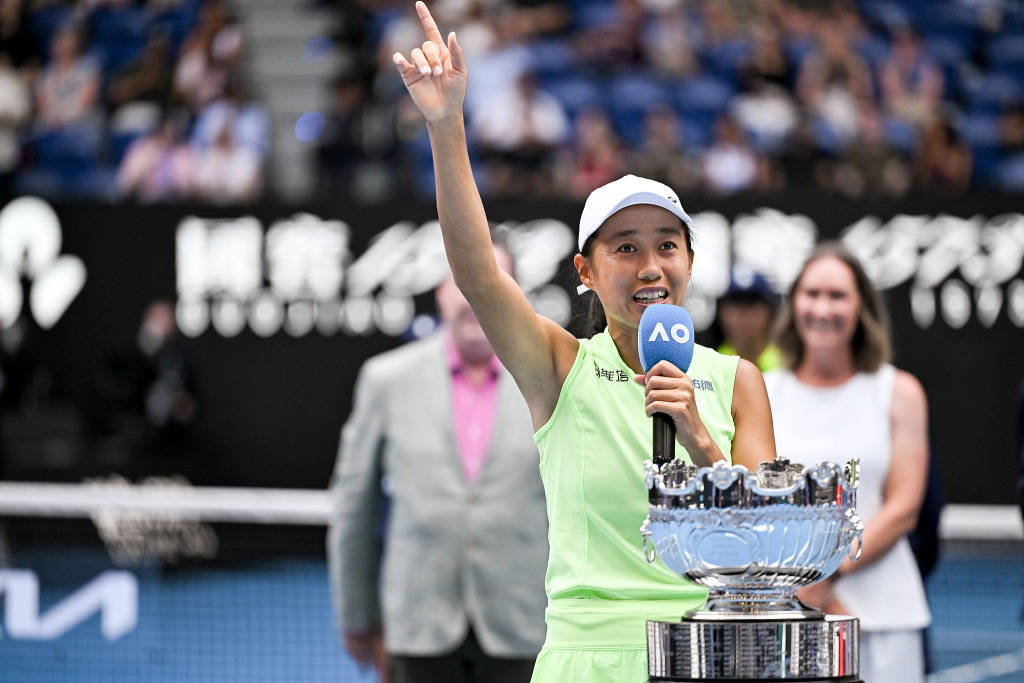 领奖台致敬前辈郑洁，张帅女双再夺冠藏着中国网球20年青春