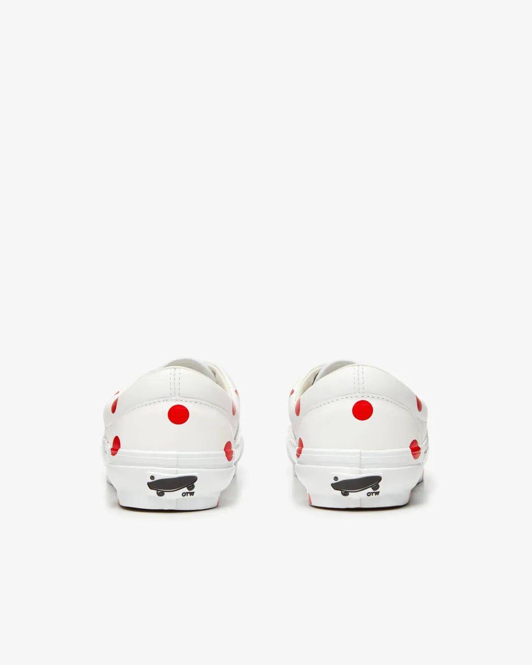 看到这双 cdg girl 与 vans 合作的 era素白的鞋面上仅仅通过小尺寸